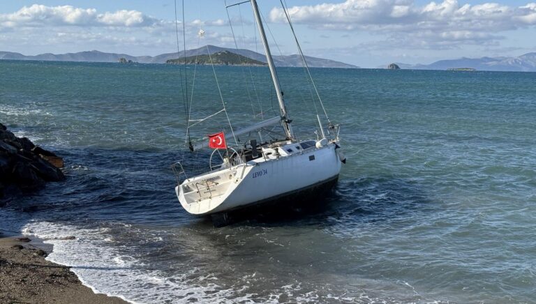 bodrumda-firtina-yelkenli-tekne-karaya-oturdu-feribot-seferleri-iptal-14X7V73f.jpg