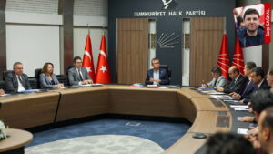CHP’li kurmaylar başlatılan operasyonlara karşı mücadelelerinin süreceğini açıkladı: Hem sahada hem adliyede